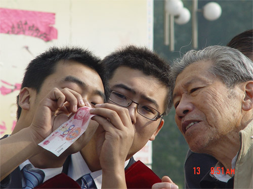 北城支行员工为群众讲解人民币防伪标识