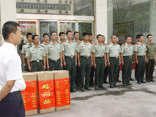 北城支行每年八一建军节都要慰问消防官兵