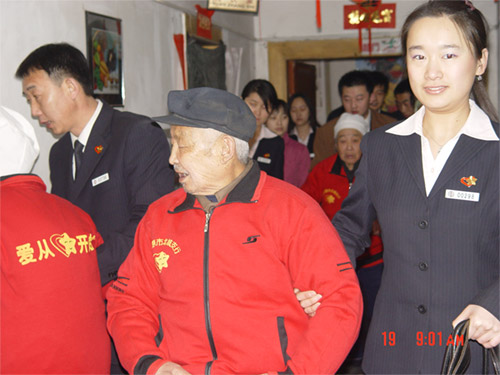 北城支行的员工去敬老院慰问那里的孤寡老人