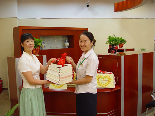 山西省分行向北城支行巾帼文明示范岗捐赠图书