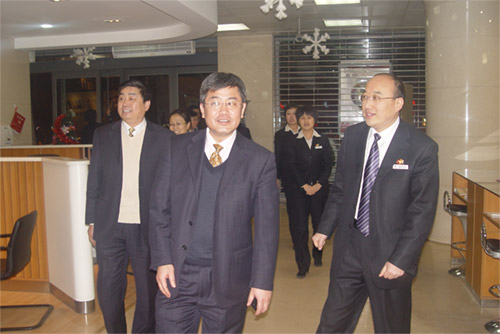 年终决算上级行领导慰问员工